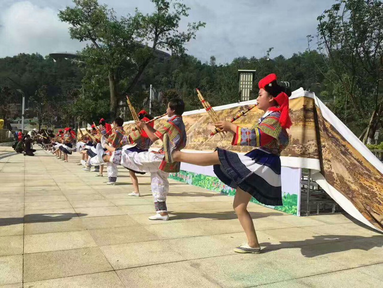 海譽科創(chuàng)回轉(zhuǎn)火鍋設(shè)備長街宴項目